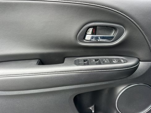 Used 2021 Honda HR-V Touring image 11