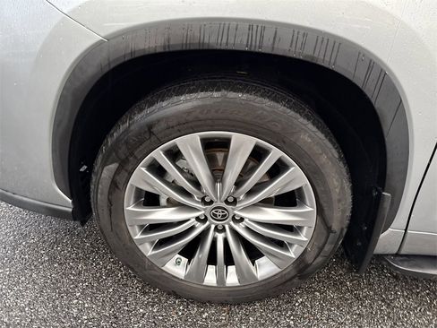Used 2024 Toyota Highlander LE image 11