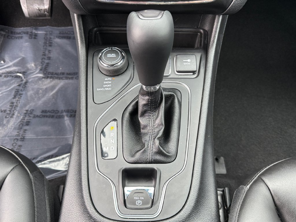 Used 2020 Jeep Cherokee Latitude Plus w/ Cold Weather Group AWD/4WD image 19
