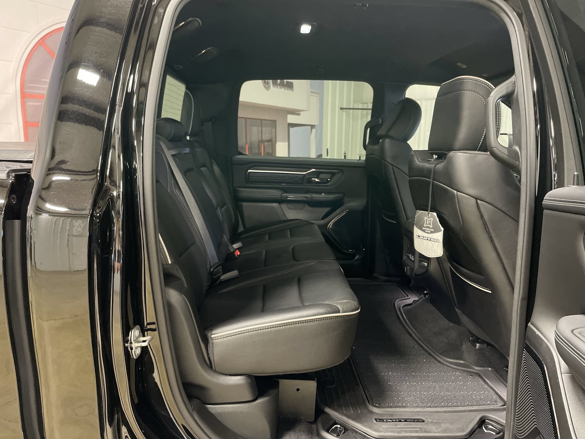 Used 2025 RAM 1500 Limited AWD/4WD image 32