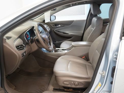 Used 2017 Chevrolet Malibu LT w/ Leather Package image 4