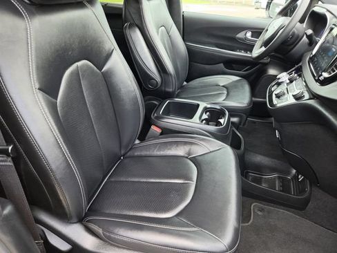 Used 2025 Chrysler Pacifica Select FWD image 23