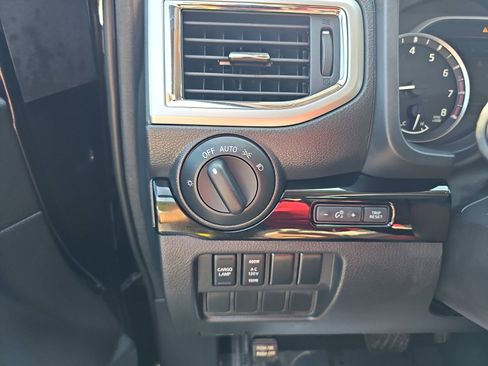 Used 2020 Nissan Titan SV w/ SV Convenience Package RWD image 30