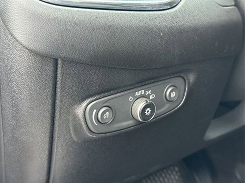 Used 2018 Chevrolet Equinox Premier image 32