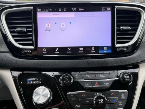Used 2023 Chrysler Pacifica Touring-L FWD image 36