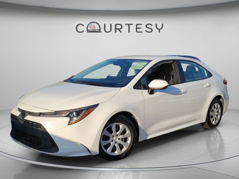 Used 2022 Toyota Corolla LE FWD image 1