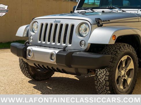 Used 2018 Jeep Wrangler Unlimited Sahara w/ Dual Top Group AWD/4WD image 15