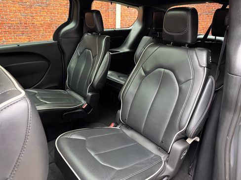 Used 2025 Chrysler Pacifica Limited FWD image 27