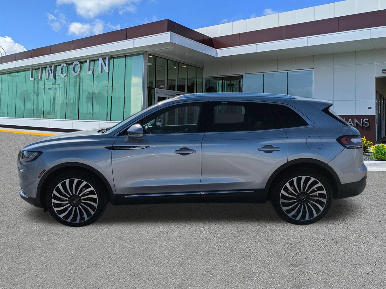 Certified 2023 Lincoln Nautilus Black Label w/ Class II Trailer Tow Package AWD/4WD image 8