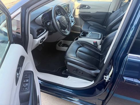 Used 2023 Chrysler Pacifica Touring-L FWD image 20