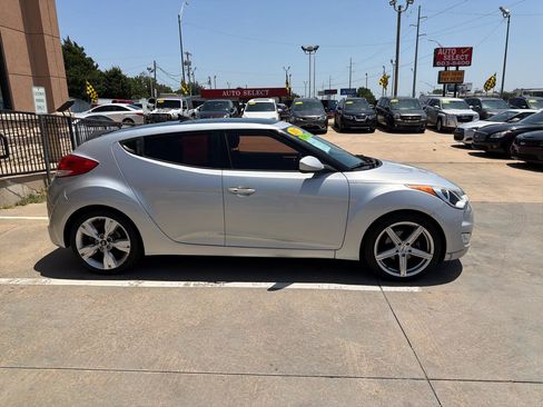 Used 2017 Hyundai Veloster Value Edition FWD image 4
