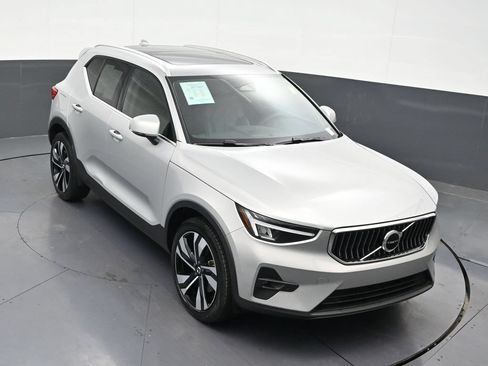 Used 2023 Volvo XC40 B5 Plus AWD/4WD image 23
