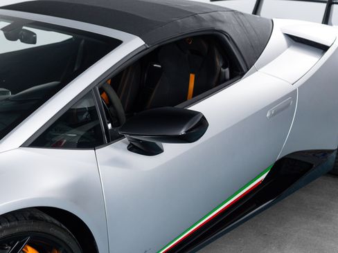 Used 2018 Lamborghini Huracan Performante AWD/4WD image 33