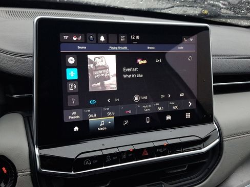 Used 2023 Jeep Compass Limited image 17