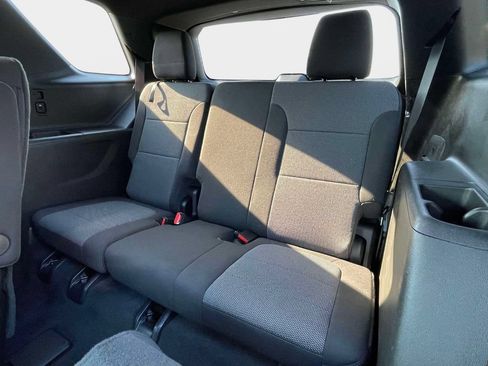 Used 2023 Chevrolet Traverse LT FWD image 12
