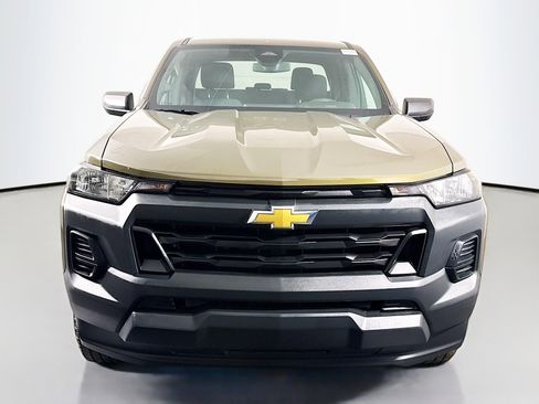 Used 2024 Chevrolet Colorado W/T image 2