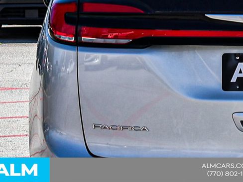 Used 2024 Chrysler Pacifica Touring-L FWD image 13