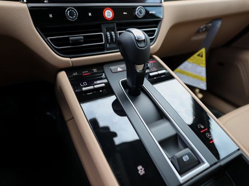 Certified 2025 Porsche Macan image 20