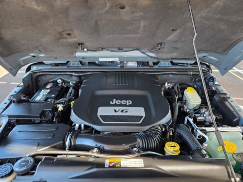 Used 2014 Jeep Wrangler Unlimited Sahara w/ Connectivity Group AWD/4WD image 26