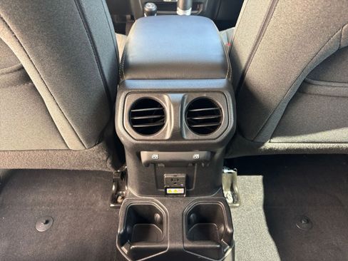 Used 2025 Jeep Wrangler Sahara image 24