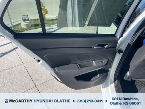 Used 2022 Volkswagen Golf R image 21