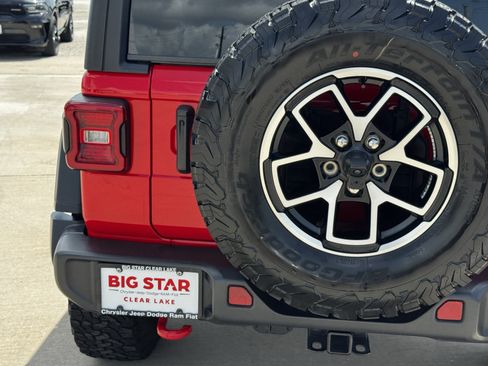 Used 2025 Jeep Wrangler Unlimited Rubicon AWD/4WD image 11