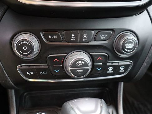 Used 2020 Jeep Cherokee Limited image 24