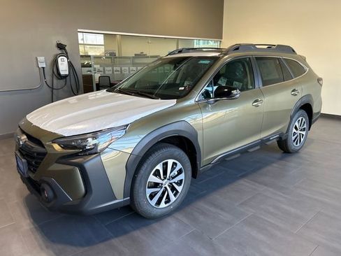 Used 2025 Subaru Outback Premium AWD/4WD image 3