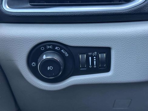 Used 2018 Chrysler Pacifica Touring-L Plus w/ Tire & Wheel Group FWD image 31