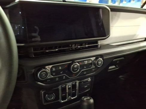 Used 2026 Jeep Wrangler Unlimited Sahara AWD/4WD image 15