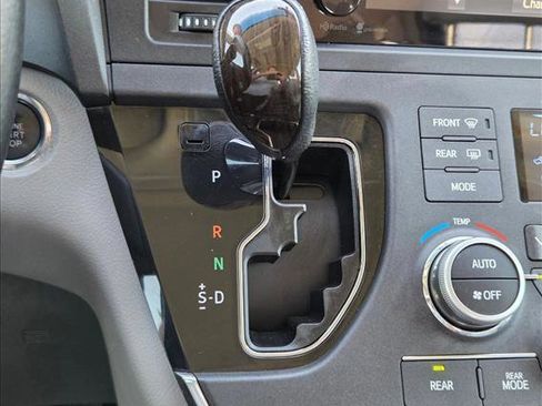 Used 2015 Toyota Sienna XLE w/ XLE Navigation Package FWD image 13