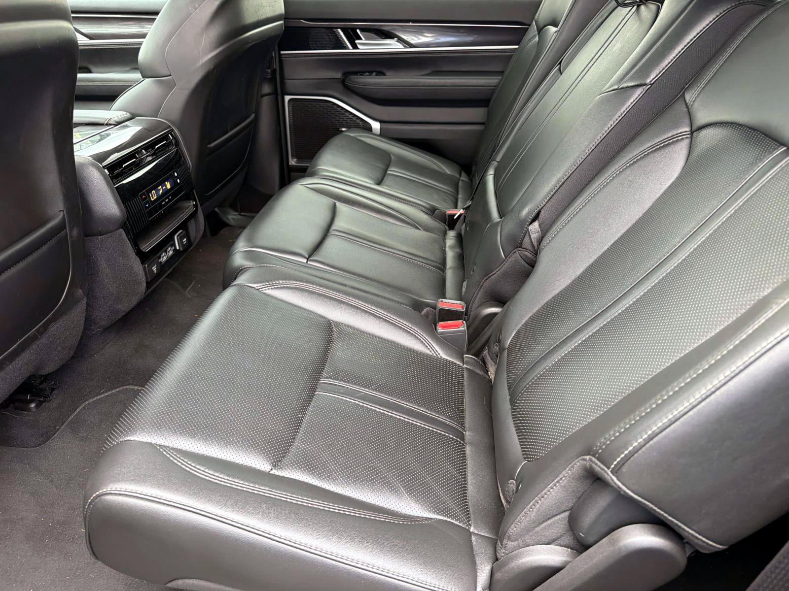 Used 2023 Jeep Wagoneer 4WD w/ Premium Group I image 13
