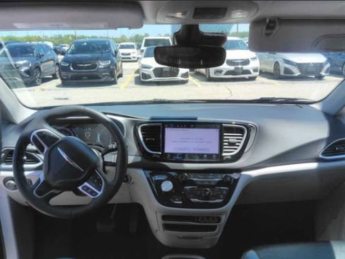 Used 2024 Chrysler Pacifica Touring-L FWD image 5