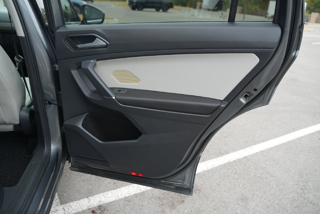 Used 2018 Volkswagen Tiguan SE w/ Panoramic Sunroof Package AWD/4WD image 23