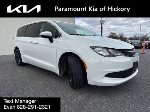 Used 2023 Chrysler Voyager LX image 3