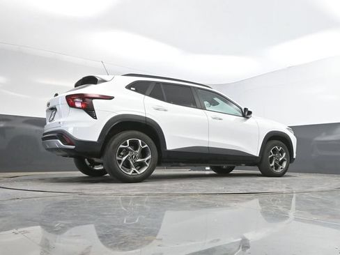 Used 2025 Chevrolet Trax LT w/ LT Convenience Package FWD image 44