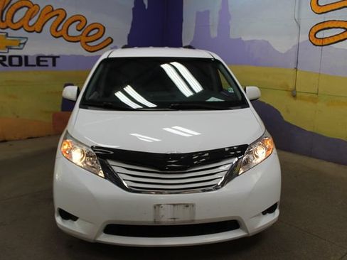Used 2017 Toyota Sienna LE FWD image 3