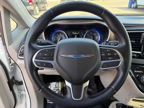 Used 2017 Chrysler Pacifica Touring-L image 16