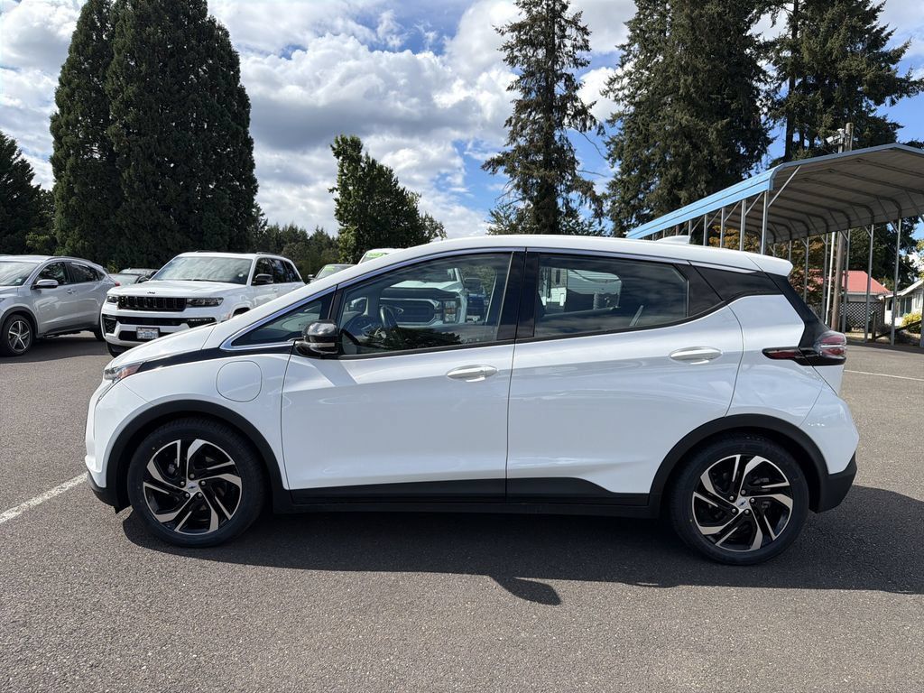Used 2022 Chevrolet Bolt LT w/ Infotainment Package FWD image 3