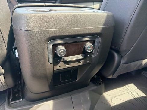 Used 2025 Chevrolet Suburban High Country AWD/4WD image 25