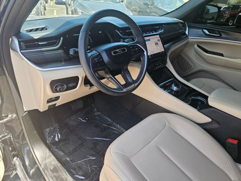 Used 2023 Jeep Grand Cherokee Limited w/ Black Appearance Package AWD/4WD image 11