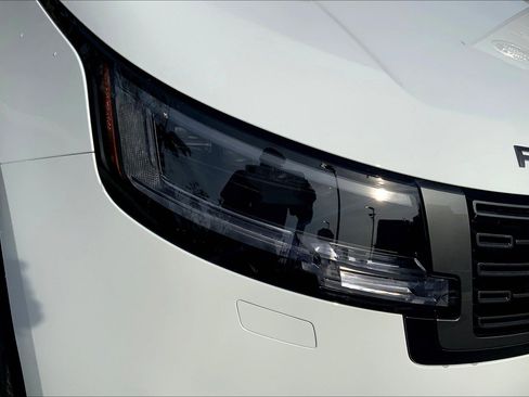 New 2025 Land Rover Range Rover SE image 13