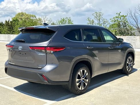 Used 2023 Toyota Highlander XLE image 4