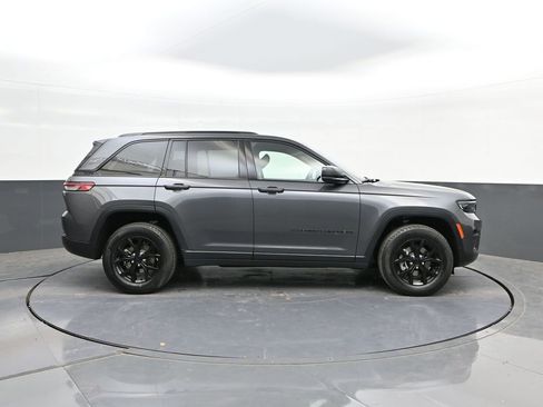 Used 2024 Jeep Grand Cherokee Laredo AWD/4WD image 24