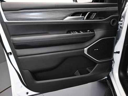 Used 2023 Jeep Wagoneer L Series III w/ Preferred Equipment Group image 11