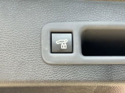 Used 2025 Toyota Sienna XLE FWD image 16