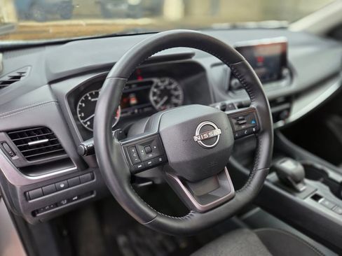 Used 2025 Nissan Rogue SV FWD image 16