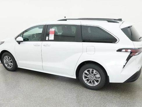 New 2026 Toyota Sienna XLE FWD image 7
