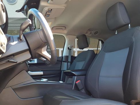 Used 2022 Ford Explorer XLT image 20