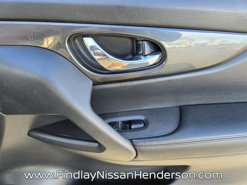 Used 2017 Nissan Rogue SV w/ SV Premium Package image 18